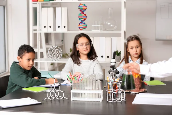Schattige Kleine Kinderen Met Leraar Chemie Wetenschap Klaslokaal — Stockfoto
