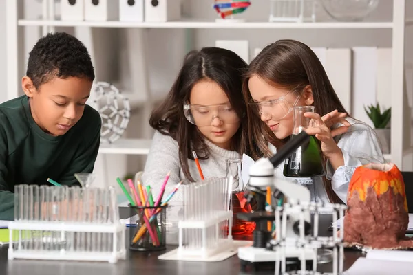 Μικρά Παιδιά Που Διεξάγουν Πειράματα Χημείας Στην Τάξη Των Φυσικών — Φωτογραφία Αρχείου