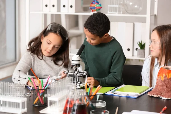 Niños Pequeños Estudiando Química Aula Ciencias — Foto de Stock