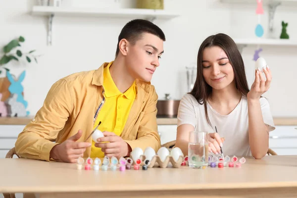 Happy Young Couple Painting Easter Eggs Kitchen — Stock Photo, Image