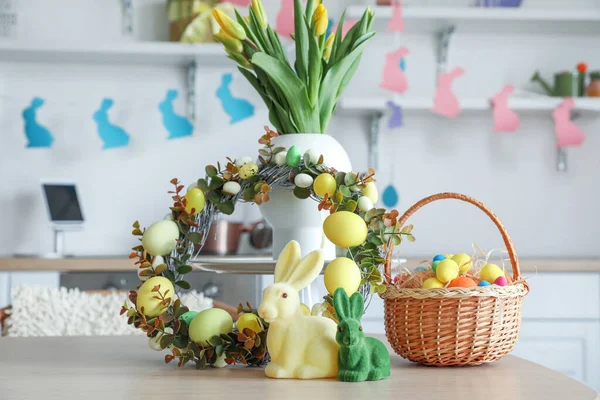 Váza Tulipánnal Húsvéti Koszorú Nyulak Tojáskosár Asztalon Konyhában — Stock Fotó