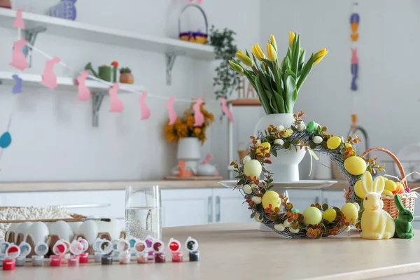 Váza Tulipánnal Húsvéti Koszorú Nyulak Tojáskosár Asztalon Konyhában — Stock Fotó