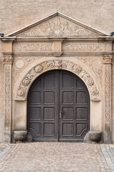 Вид Старое Здание Темной Деревянной Дверью — стоковое фото