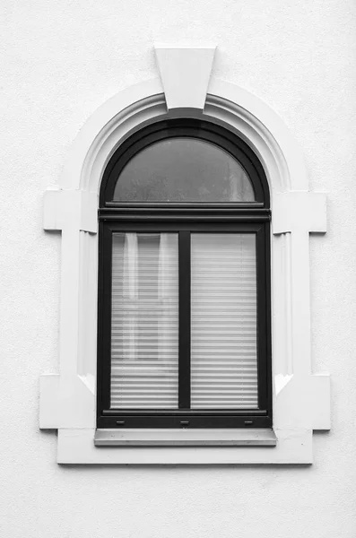 Vista Edifício Branco Com Janela Preta — Fotografia de Stock