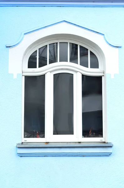 Blick Auf Blaues Gebäude Mit Weißem Fenster — Stockfoto
