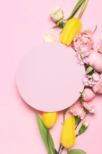 Komposition Mit Leerer Karte Und Schönen Frühlingsblumen Auf Rosa Hintergrund — Stockfoto