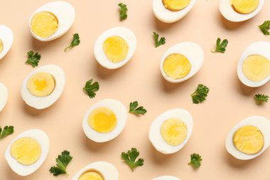 Birçok lezzetli haşlanmış yumurta ve bej arka planda maydanoz.