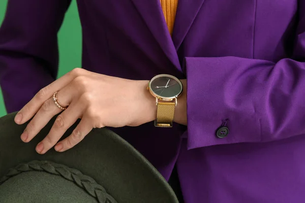 スタイリッシュな腕時計と緑の背景に帽子を持つ女性は クローズアップ — ストック写真