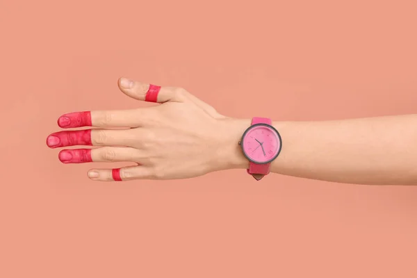 Mujer Con Dedos Pintados Elegante Reloj Pulsera Sobre Fondo Rosa —  Fotos de Stock