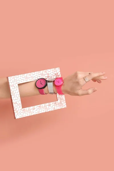 손목시계와 분홍빛 무늬가 — 스톡 사진