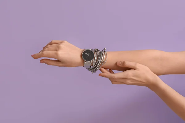 Woman Stylish Wristwatch Bracelet Lilac Background — Φωτογραφία Αρχείου