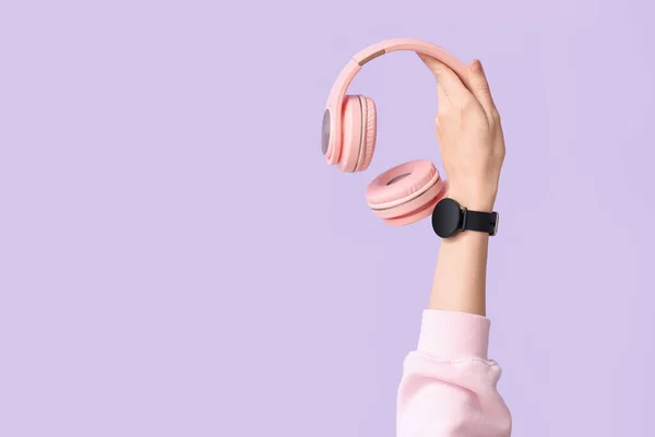 Woman Smartwatch Headphones Lilac Background — Stock Photo, Image
