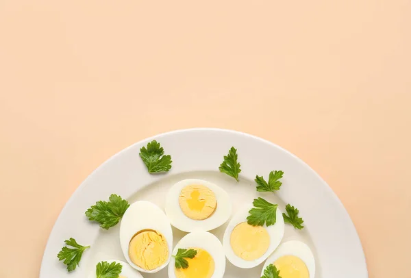 Πιάτο Μισά Νόστιμα Βραστά Αυγά Και Μαϊντανό Μπεζ Φόντο — Φωτογραφία Αρχείου