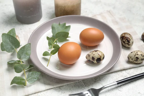 Tischdekoration Mit Ostereiern Und Pflanzenzweig Auf Weißem Grunge Hintergrund — Stockfoto