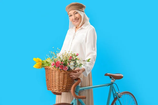 Beautiful Mature Woman Bouquet Flowers Bicycle Light Blue Background — стоковое фото