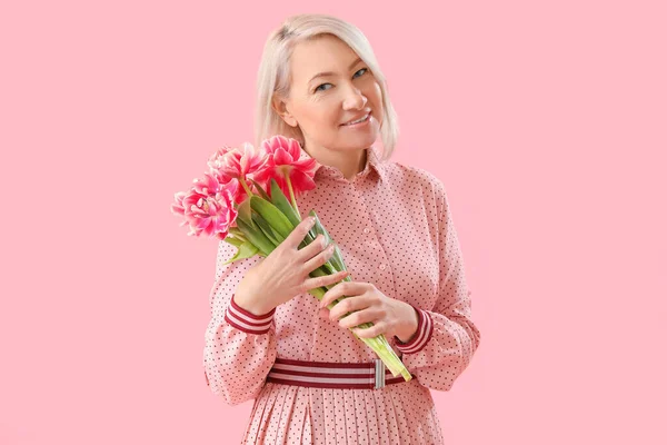 Beautiful Mature Woman Bouquet Flowers Pink Background — Foto de Stock