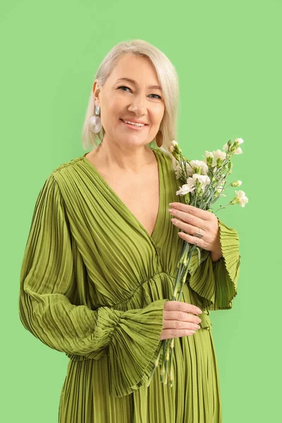 Beautiful Mature Woman Bouquet Flowers Green Background — Stockfoto