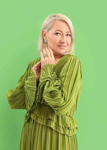 Stylish Blonde Mature Woman Beautiful Accessories Green Background — Stock fotografie