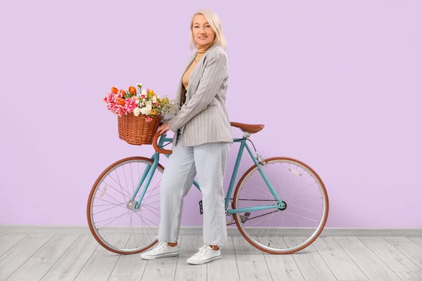 Beautiful Mature Woman Bouquet Flowers Bicycle Lilac Background — 图库照片