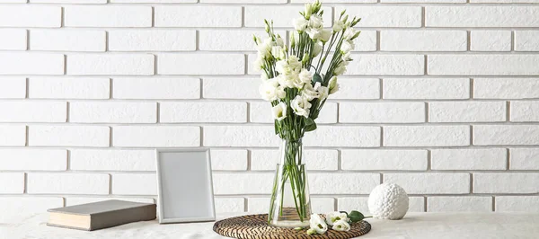 ライトレンガの壁の近くのテーブルの上に美しいEustaaの花の花瓶 — ストック写真