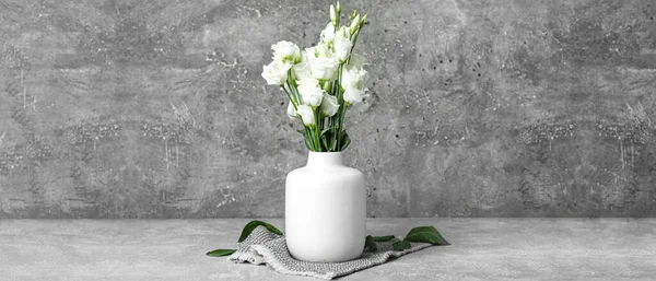 Grunge Arka Planında Beyaz Eustoma Çiçekleri Olan Vazo — Stok fotoğraf