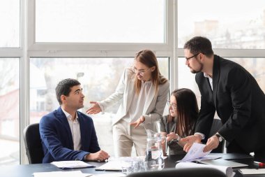 Ofiste iş planı üzerinde çalışan bir grup insan