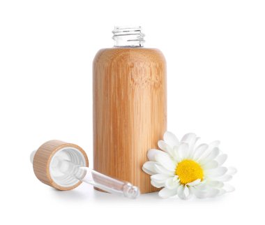 Şişe esans ve beyaz arka plan üzerinde papatya çiçek