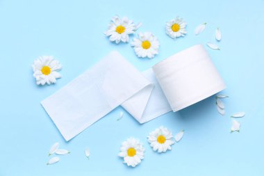 Renkli arkaplanda papatya çiçekleri ve kağıt rulo ile kompozisyon