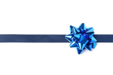 Beyaz arkaplanda mavi fiyonklu kurdele