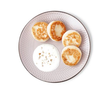 Lezzetli süzme peynirli krep ve beyaz arka planda izole edilmiş ekşi krema tabağı