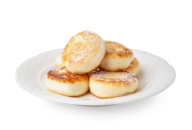 Beyaz arka planda izole edilmiş lezzetli süzme peynirli krep tabağı.