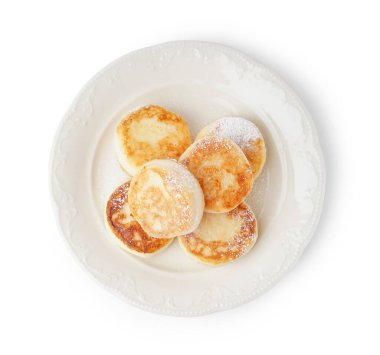 Beyaz arka planda izole edilmiş lezzetli süzme peynirli krep tabağı.