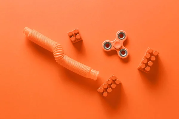 Spinner Met Pop Tube Bakstenen Oranje Achtergrond — Stockfoto