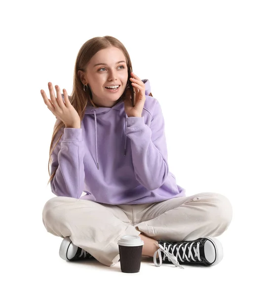 Όμορφη Κοπέλα Φλιτζάνι Καφέ Μιλάμε Από Κινητό Τηλέφωνο Λευκό Φόντο — Φωτογραφία Αρχείου