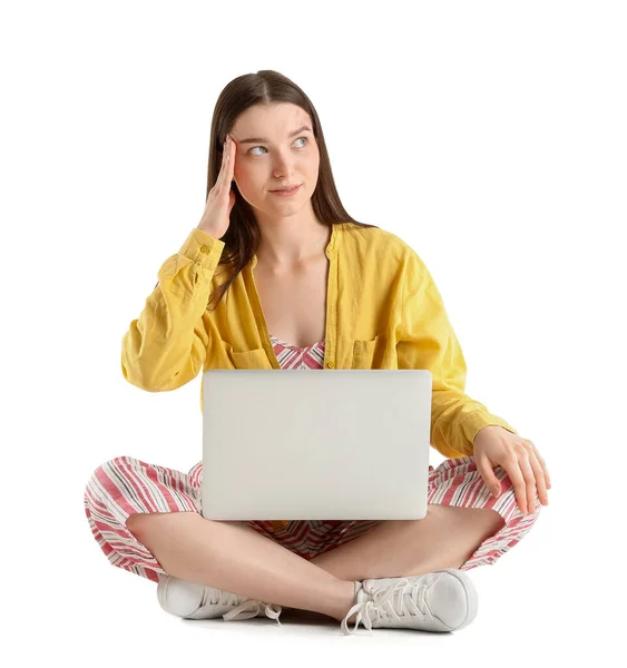 Mooie Jonge Vrouw Met Laptop Zittend Tegen Witte Achtergrond — Stockfoto