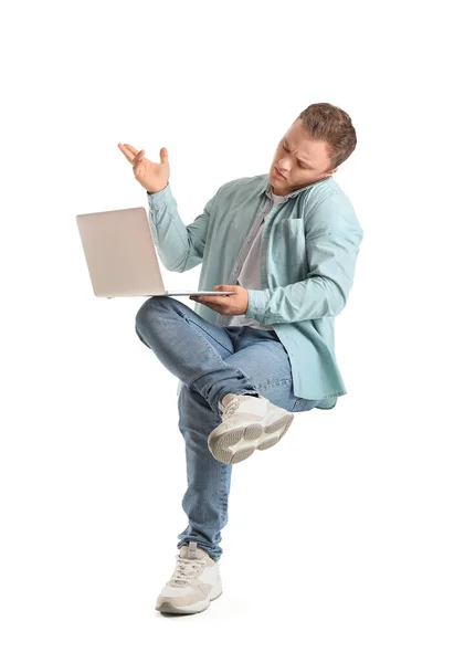 Bilgisayarlı Genç Adam Beyaz Arka Planda Akıllı Telefonla Konuşuyor — Stok fotoğraf