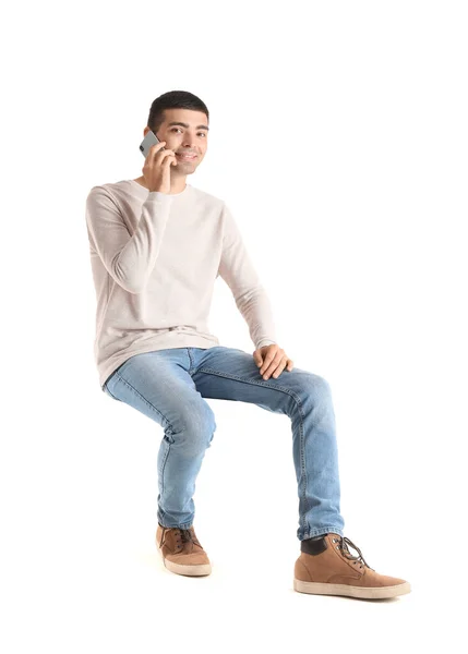 Schöner Typ Der Mit Dem Handy Stuhl Auf Weißem Hintergrund — Stockfoto