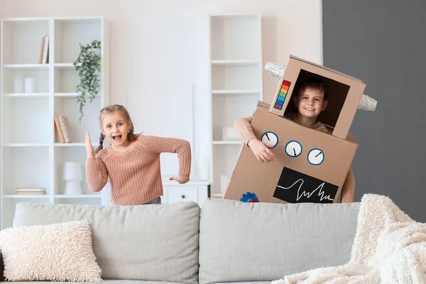 Niña Hermano Traje Robot Cartón Casa —  Fotos de Stock