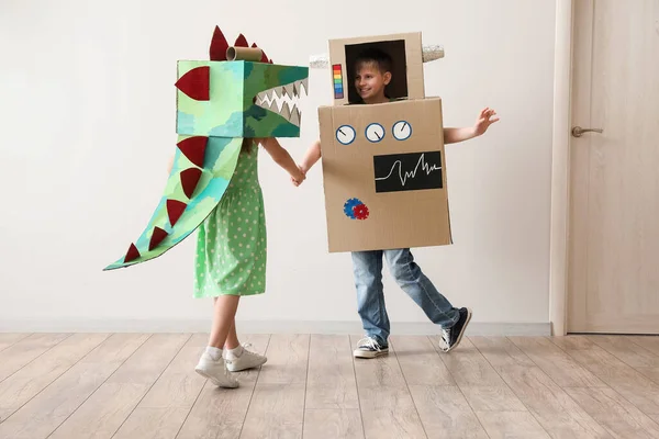Malé Děti Kartónových Kostýmech Hrají Světlé Stěny — Stock fotografie