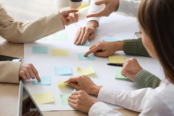 Group People Sticky Notes Working Business Plan Table Office Closeup — Stock Photo, Image