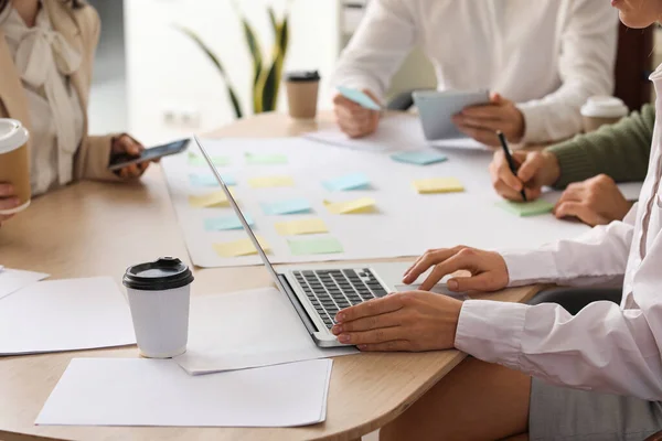 Groep Van Mensen Met Plakkerige Notities Werken Aan Business Plan — Stockfoto