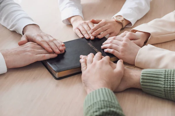 Grupp Affärsmän Ber Med Bibeln Vid Bordet Ämbetet Närbild — Stockfoto