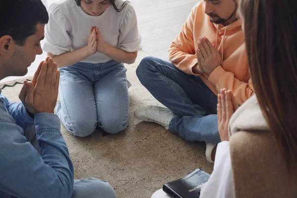Люди Моляться Святою Біблією Підлозі Вдома — стокове фото