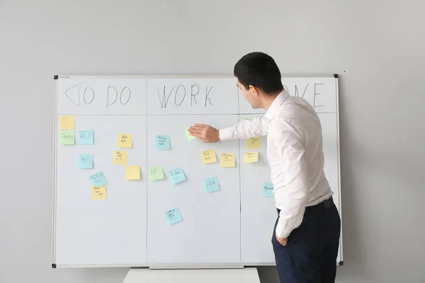 Young Businessman Scrum Task Board Office — Stock Photo, Image