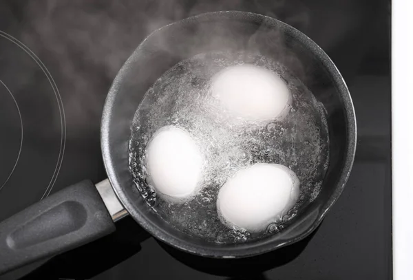 그릇에 달걀을 남비를 부엌에서 조리용으로 요리하는 — 스톡 사진
