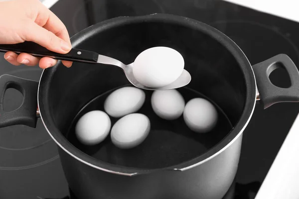 Donna Che Tiene Cucchiaio Con Uovo Sodo Sopra Pentola Cucina — Foto Stock