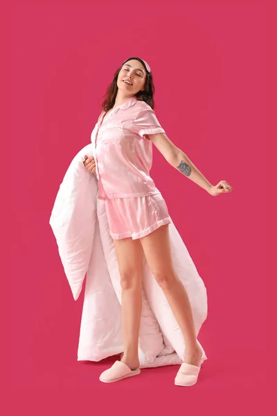 Jeune Femme Brune Pyjama Avec Couverture Sur Fond Rose — Photo