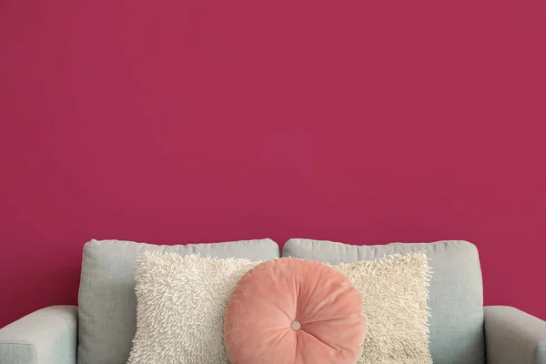 Graues Sofa Mit Kissen Der Nähe Der Rosa Wand — Stockfoto