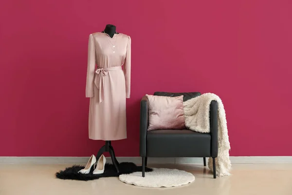 Fekete Fotel Próbababa Közel Rózsaszín Fal Szobában — Stock Fotó