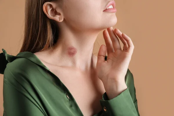 Wanita Muda Dengan Cinta Menggigit Lehernya Dengan Latar Belakang Warna — Stok Foto